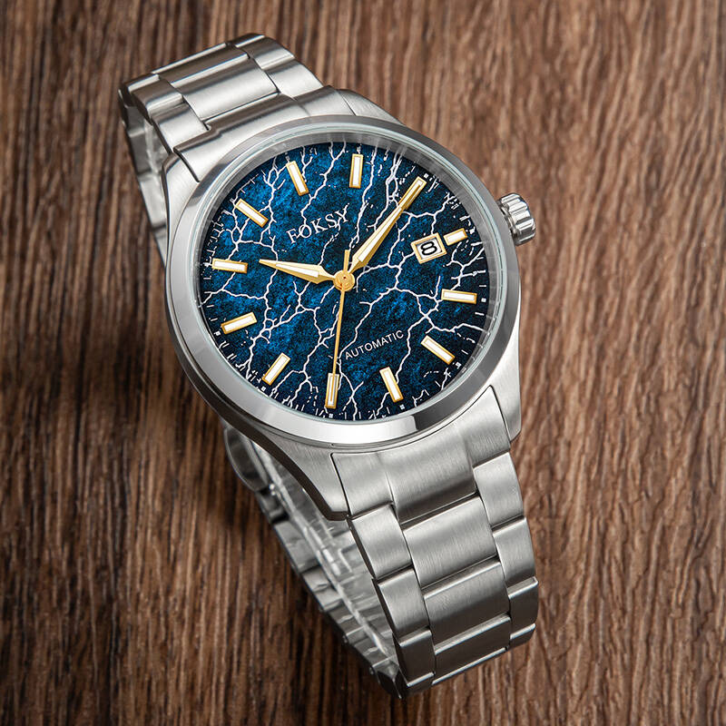 Golden pointer crackle dial wristwatch